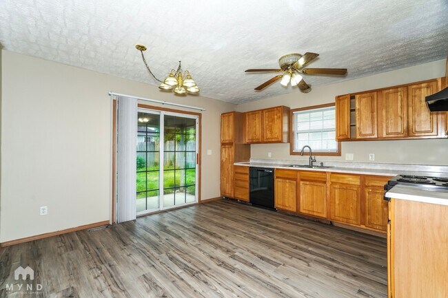 Photo - 410 W White Ash St