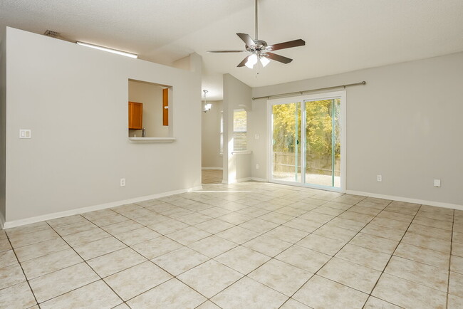 Photo - 7811 Invermere Blvd N