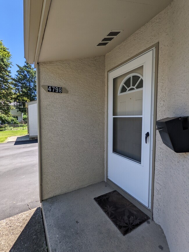 Front door entryway - 4798 Moreland Dr W Unidad 4798 Moreland Dr