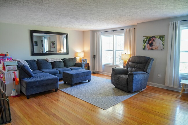 Photo - 720 Oaktree Blvd