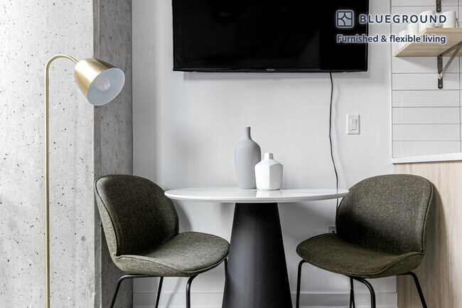 Photo - 108 W Chicago Ave Unit FL7-ID366