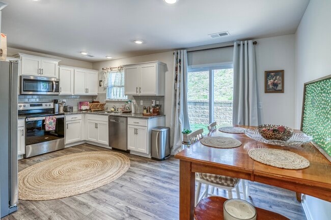 Photo - 8 Chambers Garden Dr