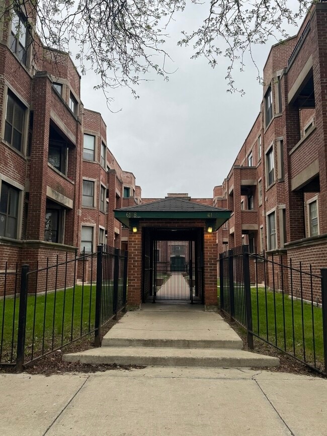 Building Photo - 6108 S Dorchester Ave