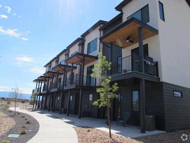 Building Photo - 600 Lawrence Ave Rental