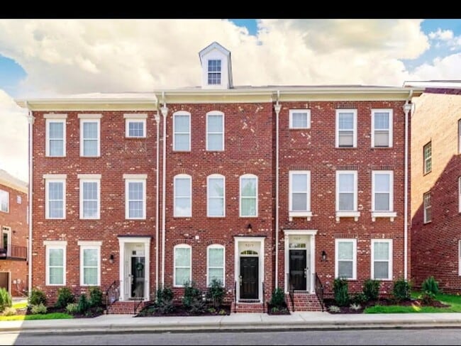 Building Photo - Beautiful Townhome in Charlotte