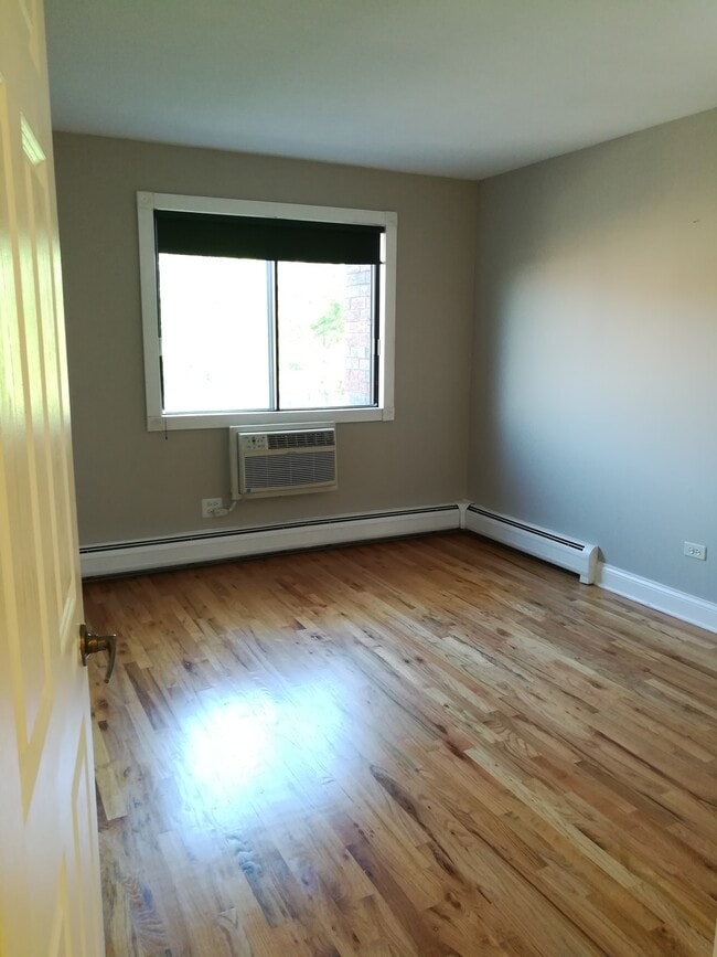 Building Photo - 5310 N Chester Ave Unit 518