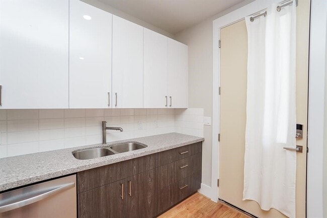 Building Photo - 2401 Crawford St Unit A112
