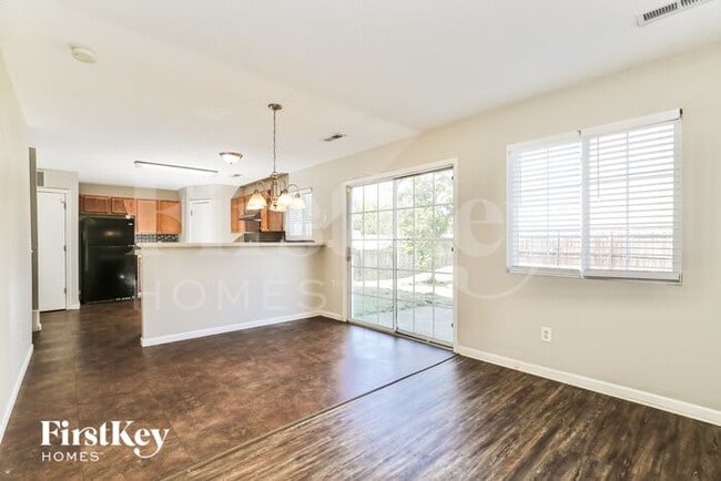 Photo - 811 Brantford Dr