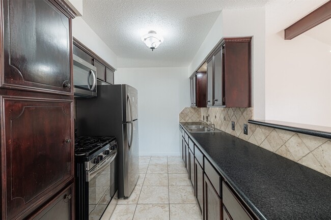 Photo - 1615 Junker St