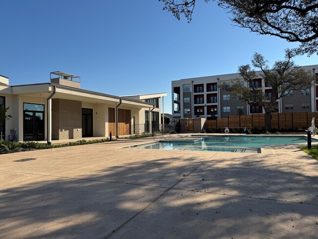 Puente en Saffron Apartments en el noroeste de Austin, Texas - Bridge at Saffron