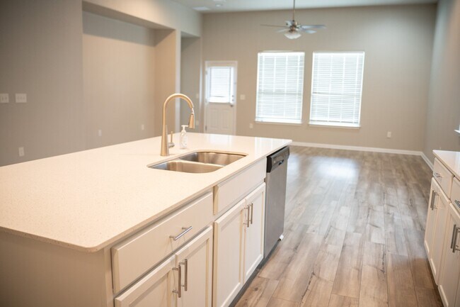 Photo - 532 Arrowhead Vine St