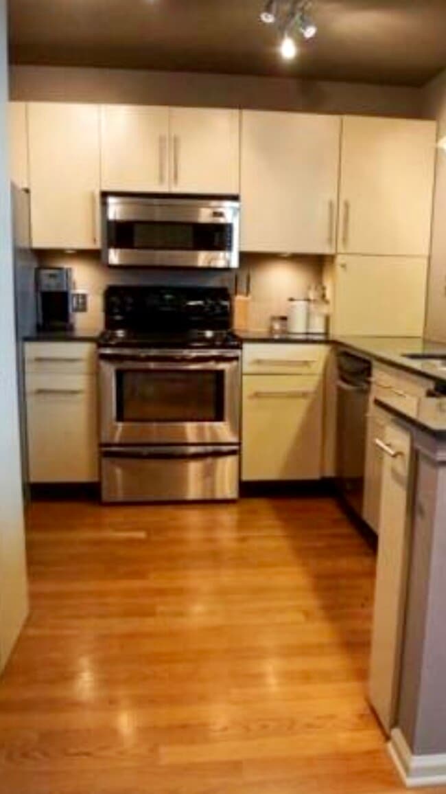 Electrodomésticos de acero inoxidable - 920 E 62nd St Unidad U6