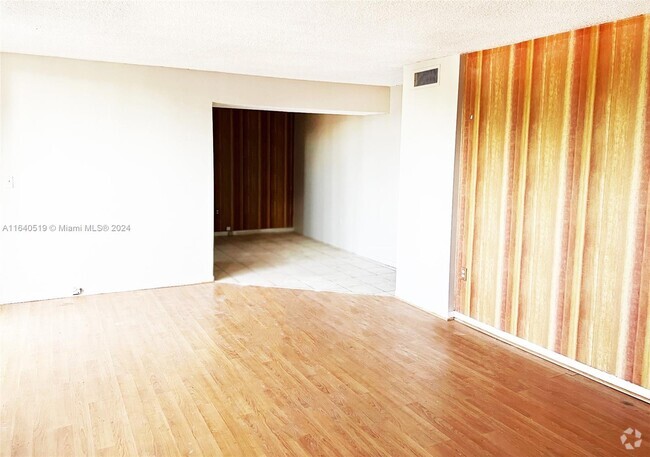 Building Photo - 1758 NW 55th Ave Unit 103 Rental