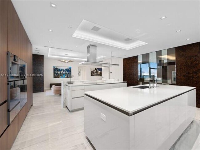 Building Photo - 18501 Collins Ave