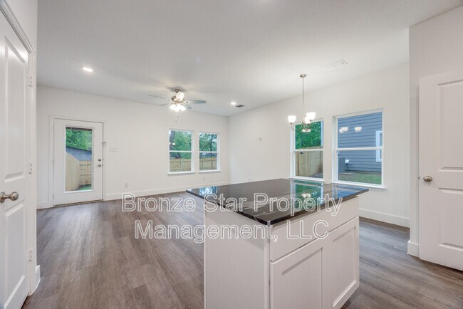 Photo - 412 E 7th St