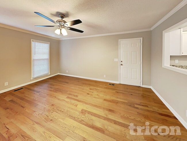 Photo - 2113 Putnam Ln