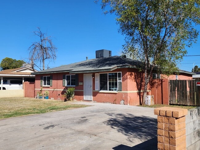 2732 W Luke Ave