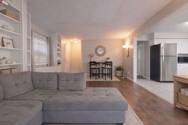 Building Photo - 605 S Aurora St Unit House