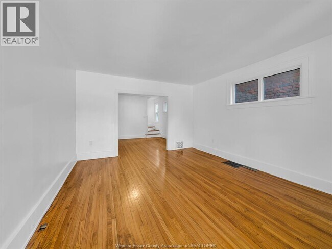 Photo - 973 Pelissier St