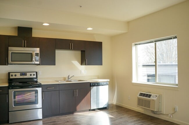 Photo - Love Where You Live!  Great Studio in Sellwood! Unit 07
