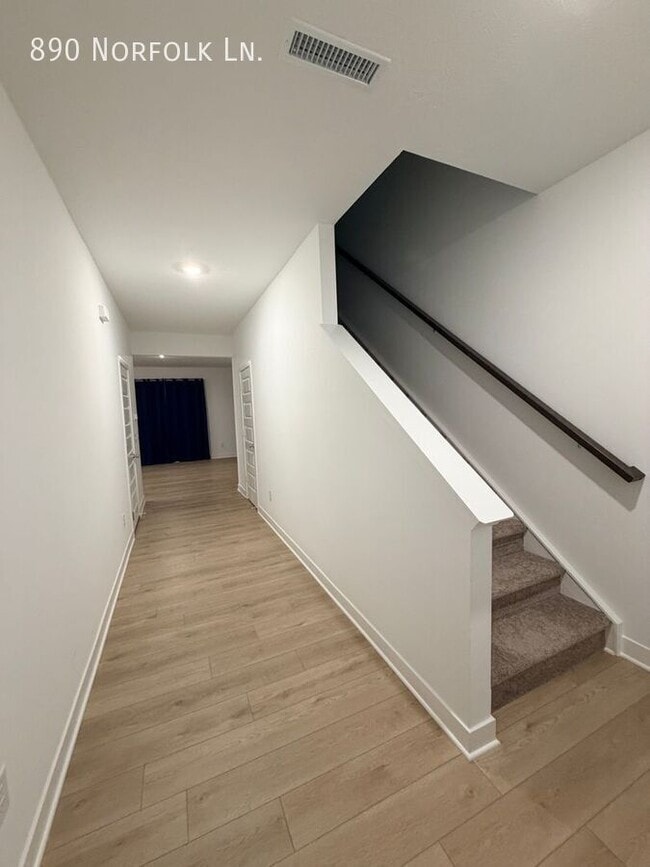 Photo - 890 Norfolk Ln