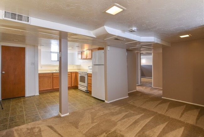 665 E Garfield Ave Unidad Basement