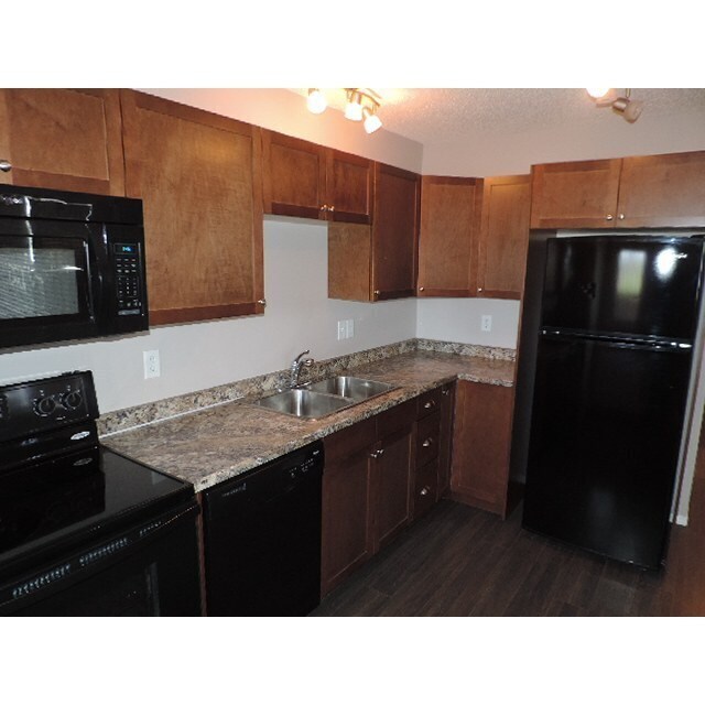 Photo - 220 26 St
