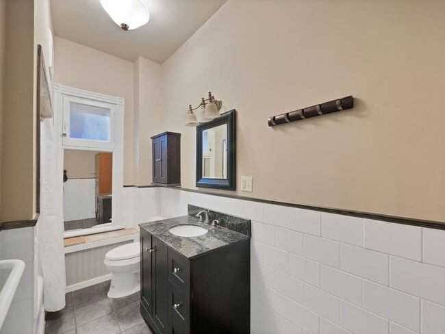 Photo - 191 James St S