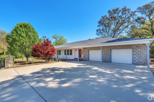 Building Photo - Charming home with large garage & attached...