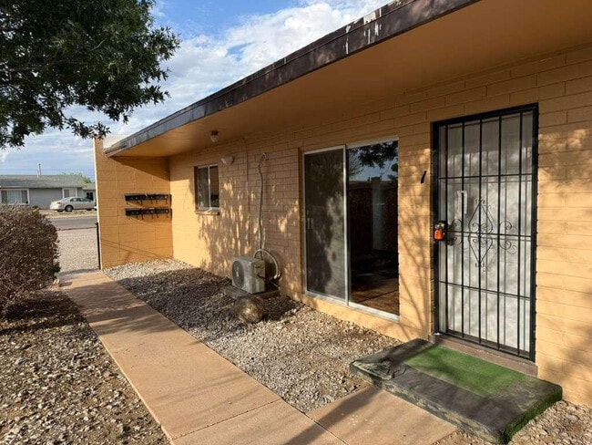 Building Photo - 1955 E 8th St Unit Apt 1