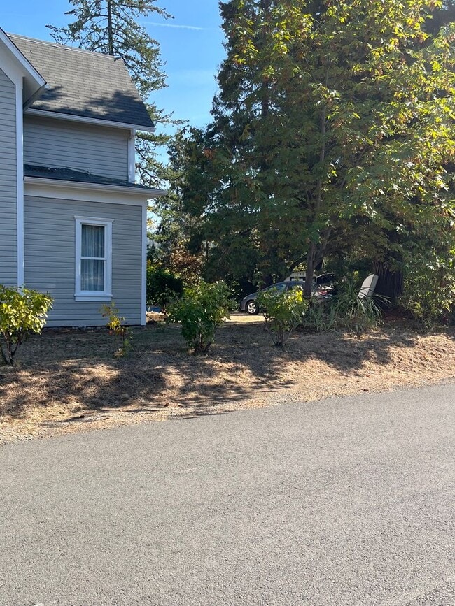 Photo - 2 story, 4 bedroom 1 bathroom home in Canyonville.
