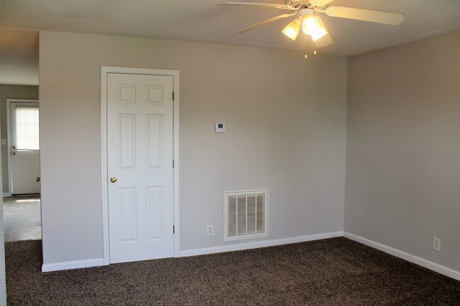 Photo - 940 Kingsbury Dr Unit B