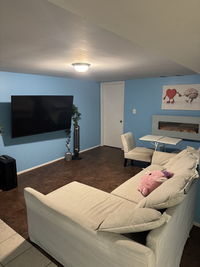 Building Photo - 17781 E 13 Mile Rd Unit Basement Apartment