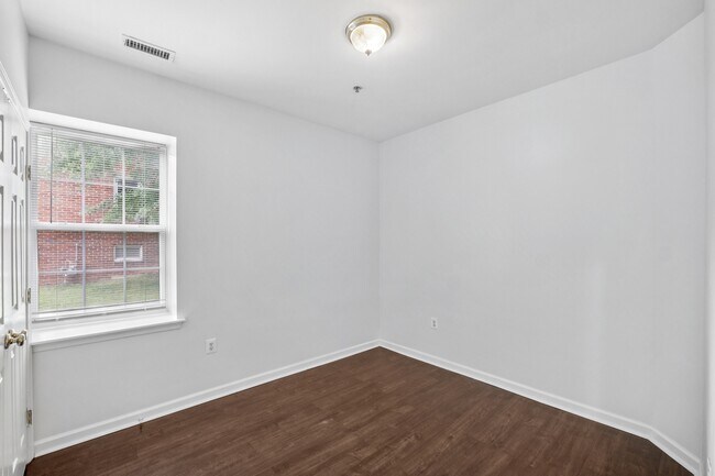 Photo - 4813 Calvert Rd