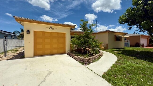 Building Photo - 6957 NW 9th Ct Rental