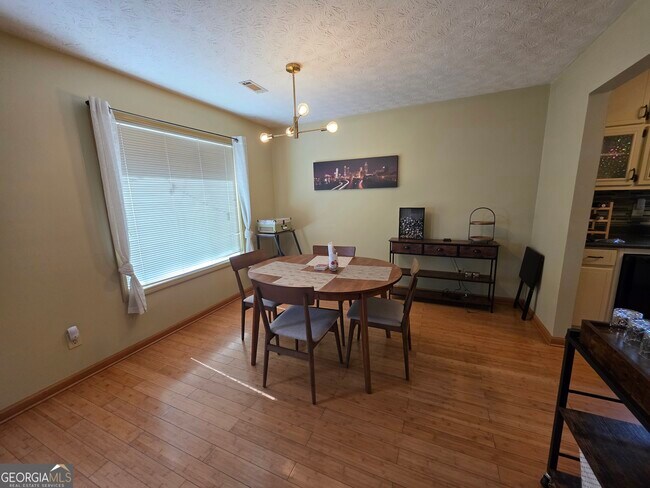 Photo - 520 Cornwallis Way