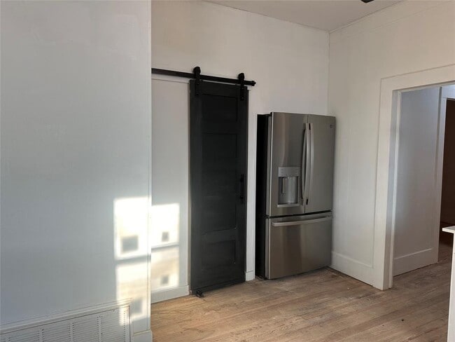 Photo - 405 E College St