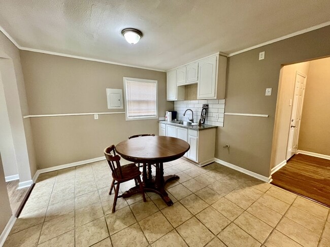 Photo - 5152 Enterprise St