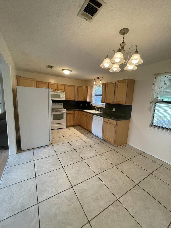 Photo - 688 Roberts Dr