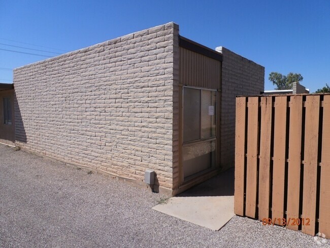 Building Photo - Fort Lowell & Campbell 2/1 - A/C and all a... Rental