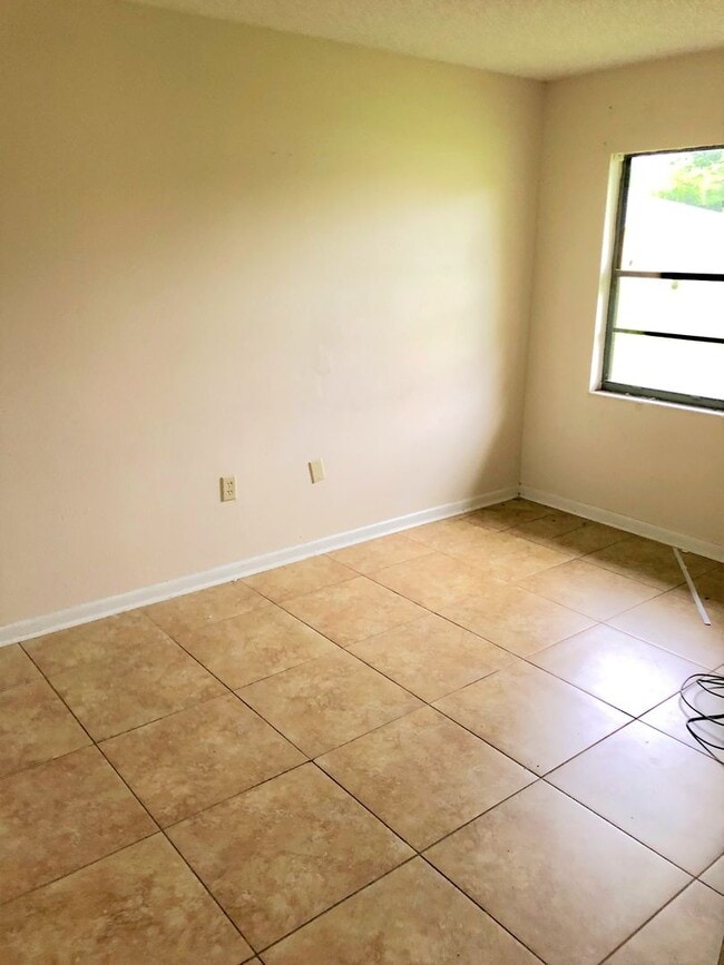 Photo - SPACIOUS 3BR/1.5BA Duplex! Convenient Loca...