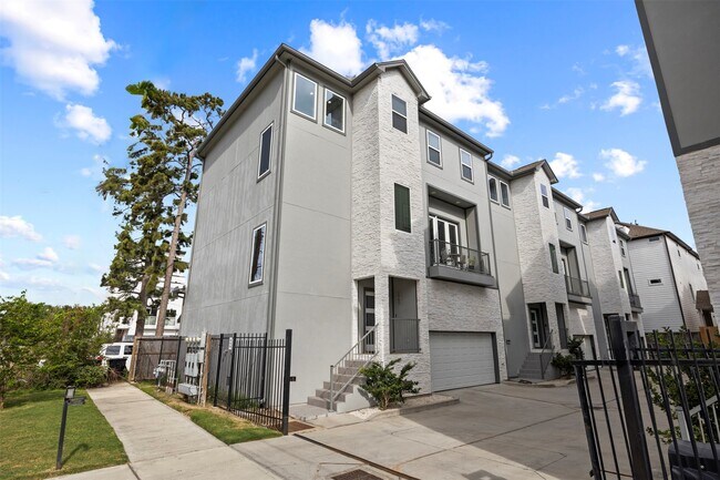 Building Photo - 1565 W 22nd St