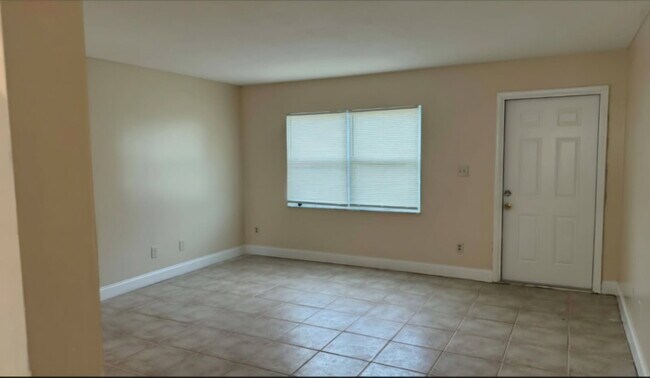 Living Room - 503 Mayflower Ln Unit A