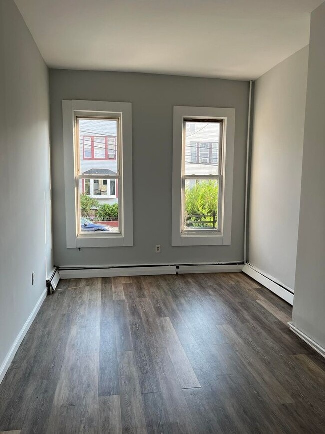 Building Photo - 112 Irving St Unit 2L-2L Rental