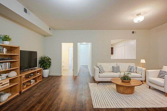 Building Photo - 650 D St SE Unit 2