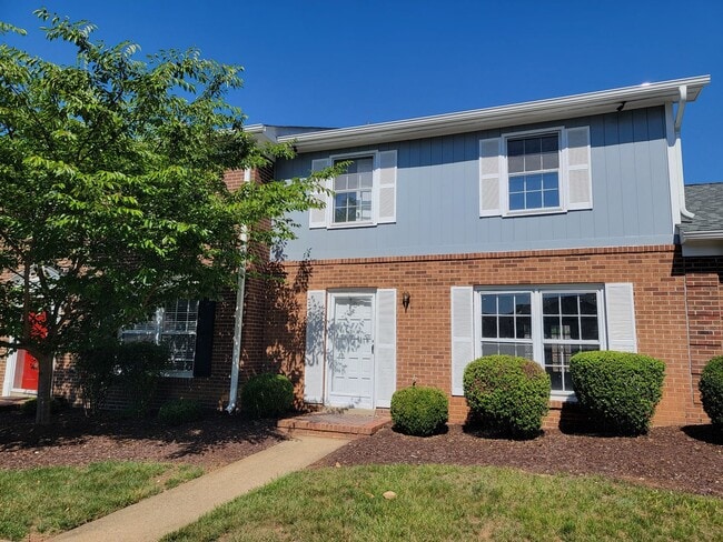 Building Photo - 3 Bedroom 2.5 Bathroom Townhome