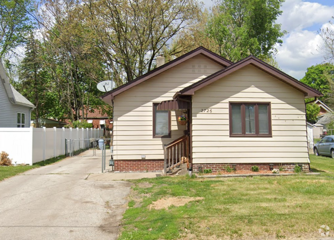 Building Photo - 2 Bedroom, 1 Bathroom home with large garage