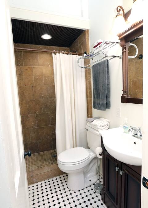 Photo - 832 Touro St