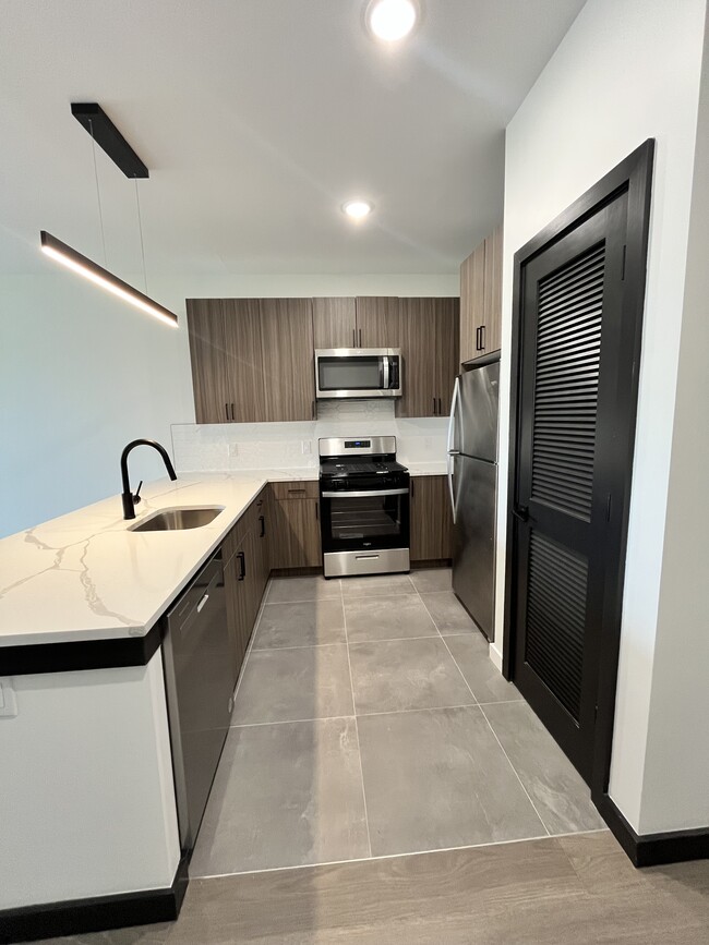 Building Photo - 138 Mallory Ave Unit 306