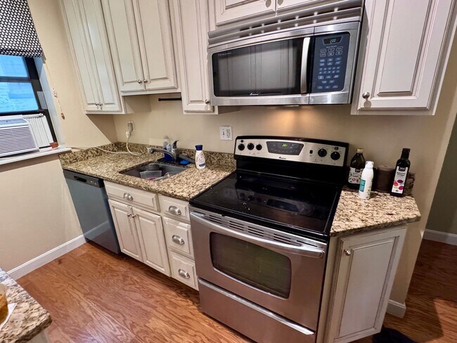 Photo - Updated Brighton 2 bedroom with granite co...
